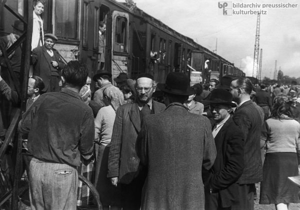 Jewish Displaced Persons Leave Munich on Trains Bound for France (1948)